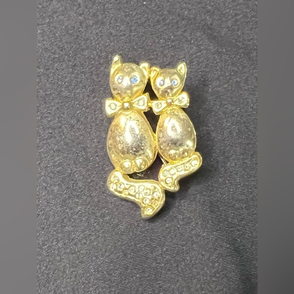 Vintage Gold Tone Cat / Kitten Brooch / Pin With Faux Diamond Aquamarine Gems - Picture 2 of 6
